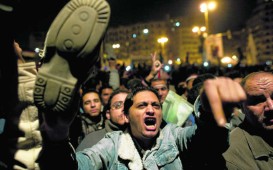 Schoenen opgeheven richting Mubarak op Tahrir